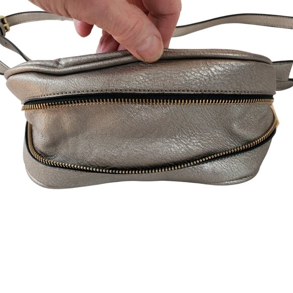 Silver Front Flap Expandable Crossbody Bag Purse. Faux Leather Adjustable Strap. - Picture 9 of 11